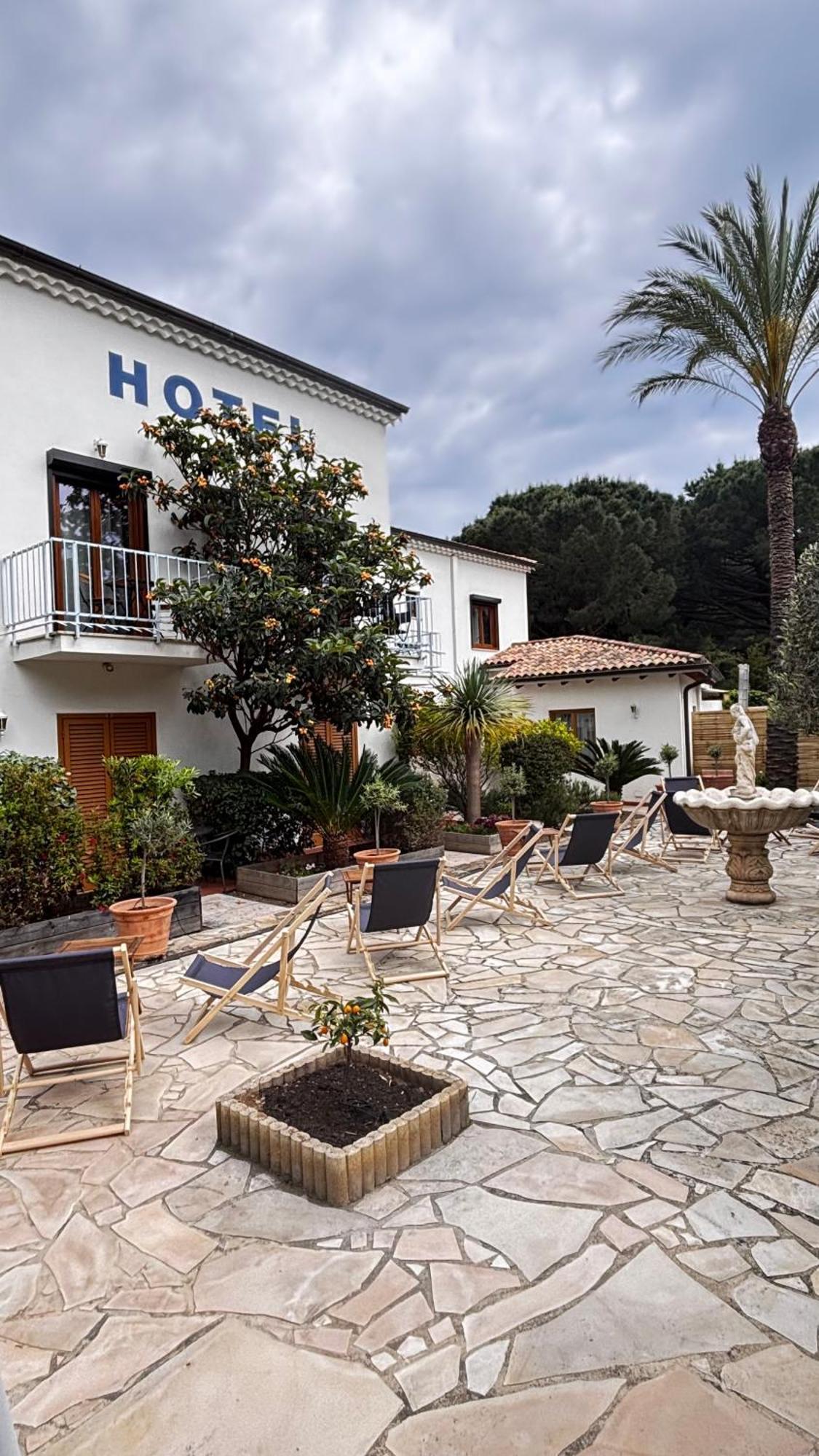 Hotel La Bastide Le Lavandou Kültér fotó